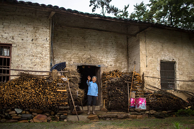 农村闲置房屋会被收回吗,农民进城了土地被村里收回合理吗