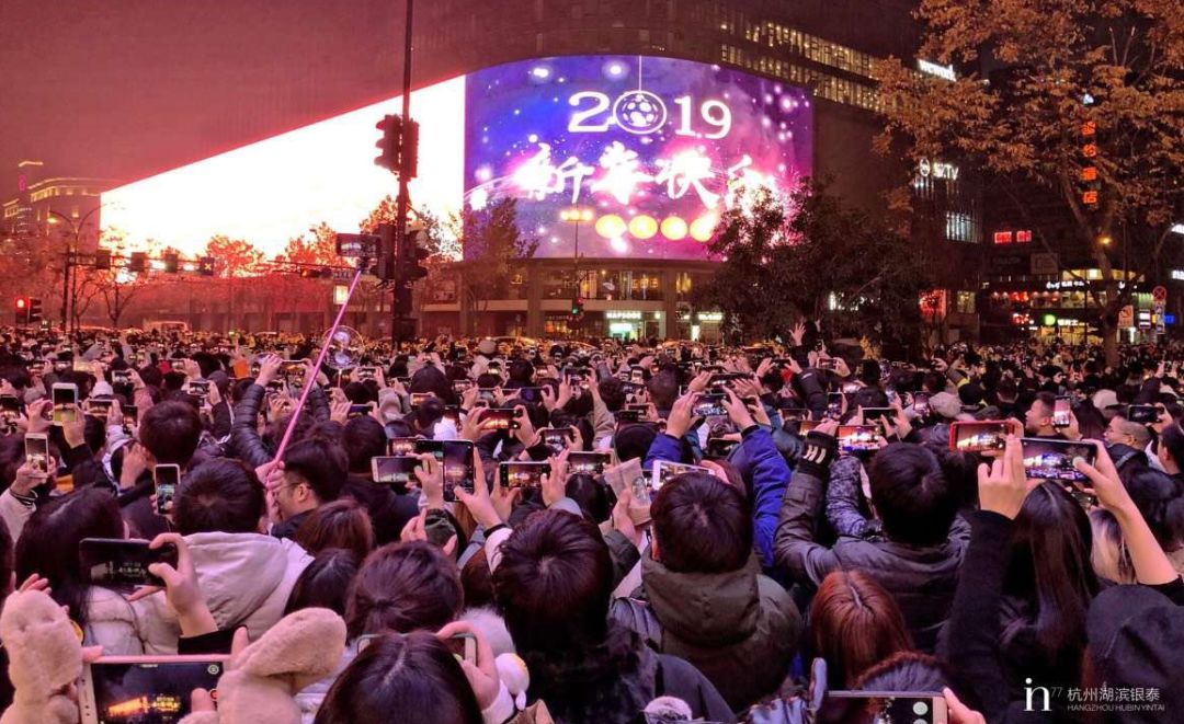 湖滨银泰in77每日客流量,杭州湖滨银泰in77销售额