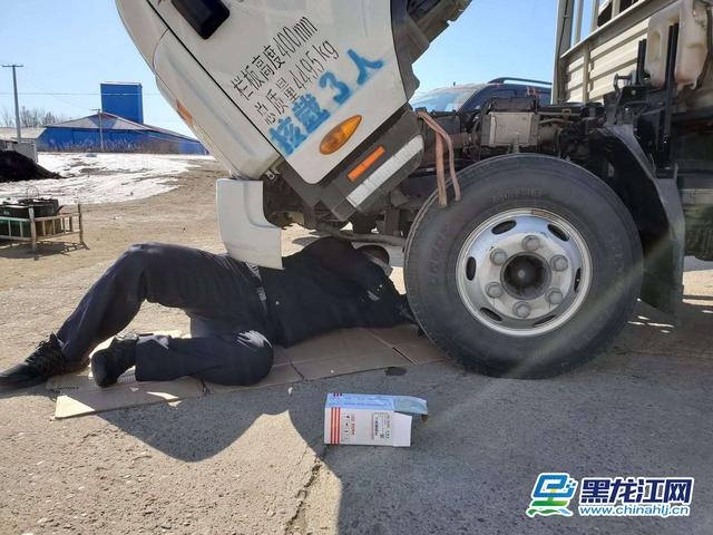 一家三口被困高速交警护送,上海三口人被困到山里