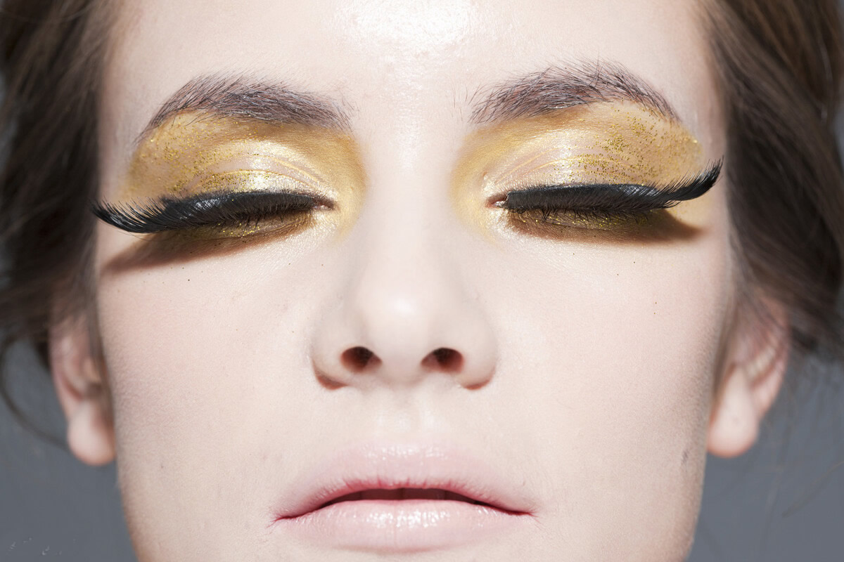 怎么让睫毛又长又翘学生党,怎么让你假睫毛不那么翘