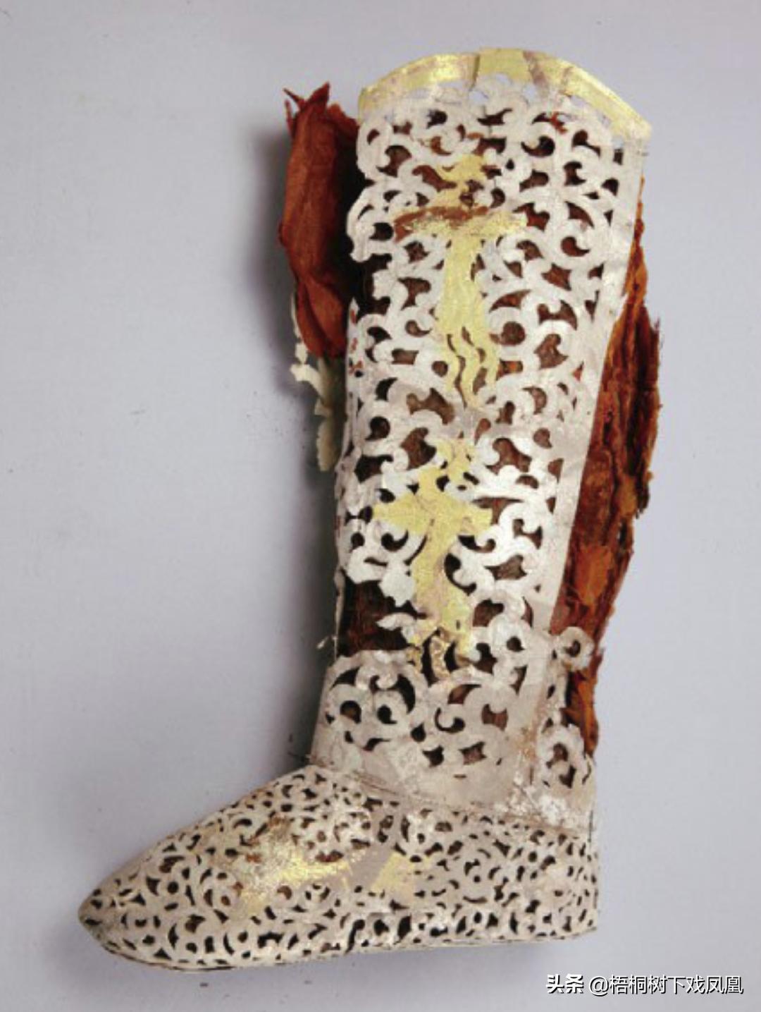 2017年几个山东人到内蒙古盗墓，租用一台挖掘机，称是“挖沙子”