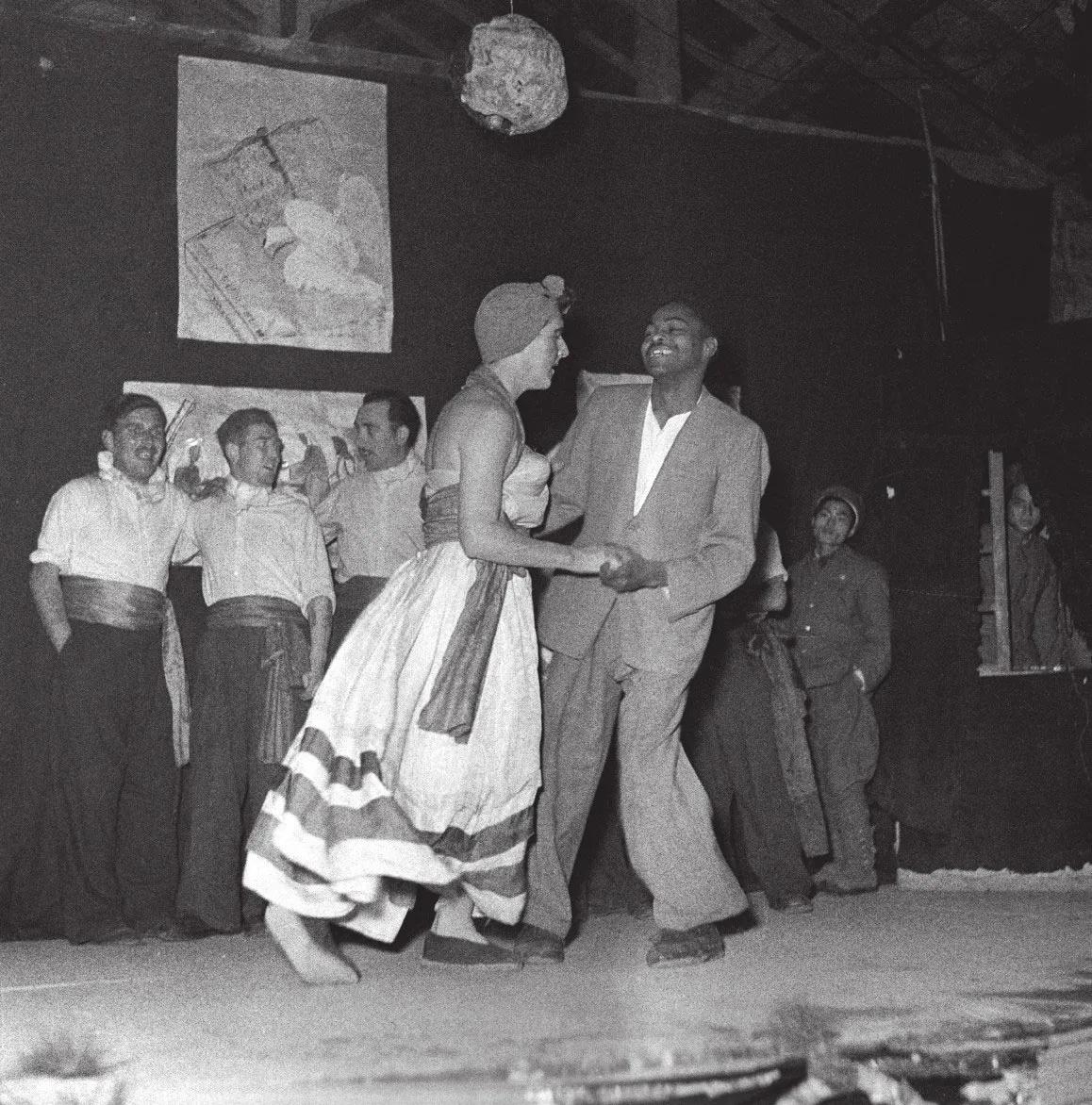 圣诞晚会上，碧潼战俘营的“联合国军”战俘们高呼：志愿军万岁