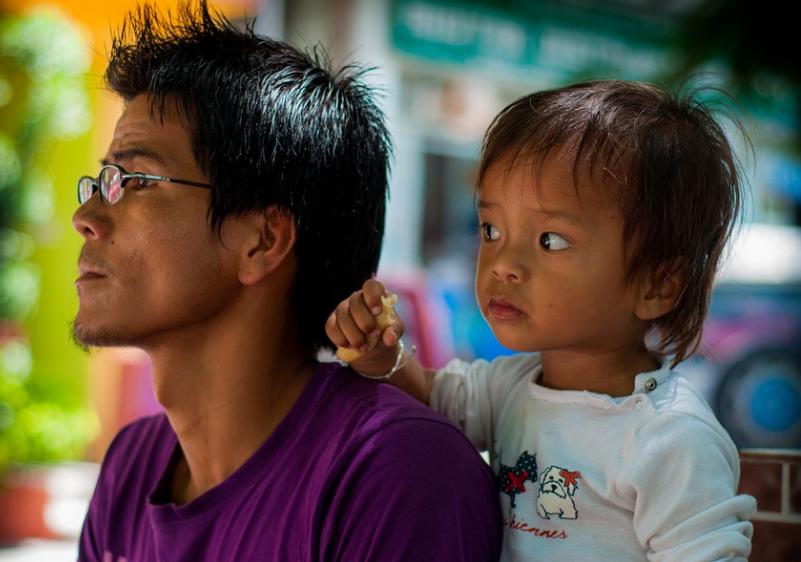 英国留学生家长要求包机回国,英国包机接回中国留学生