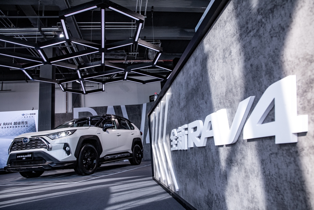 一汽丰田rav4荣放视频,全新rav4荣放户外宣传片