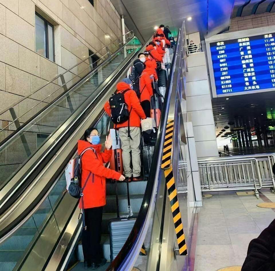 医者仁心，无私奉献。北京医护人员紧急赶赴武汉参加疫情救援