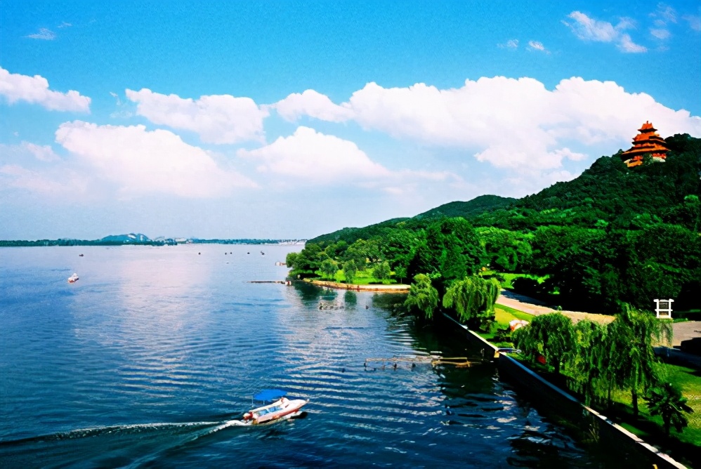 毛主席畅游长江后写下一首词，不仅用典精湛，词意也行云流水