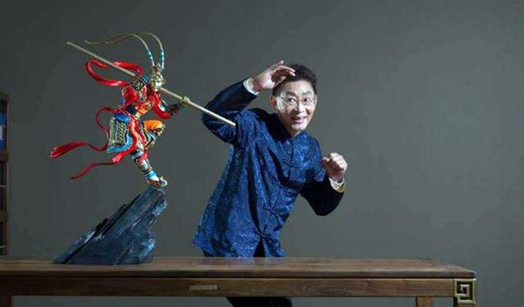 六小龄童结婚32周年晒合照，妻子竟是天竺王后！女儿撞脸关晓彤