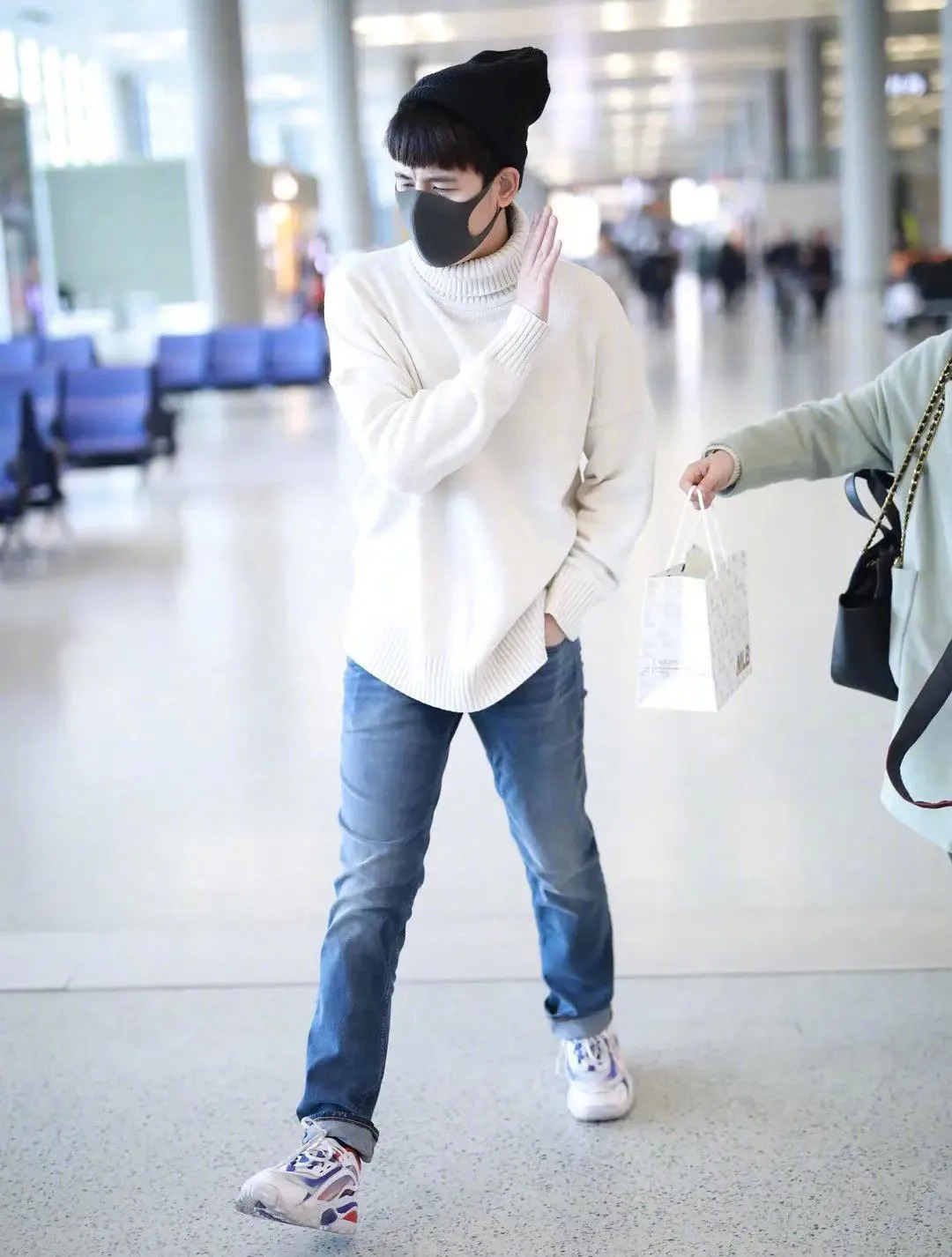 粉丝送礼物该说什么,粉丝送礼尴尬