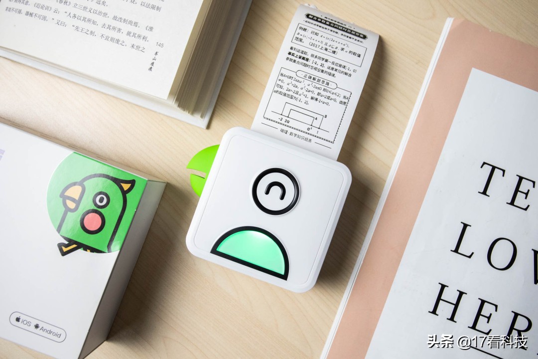 机身手掌大小，高精度打印头，图像清晰能保存22年，滑动开盖换纸