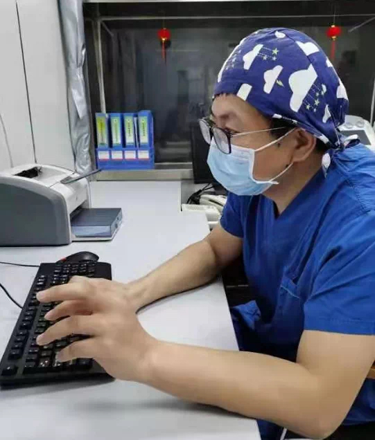 “手术不能耽搁,我可以忍一忍”医生手指挫伤肿胀仍坚守手术台获点赞