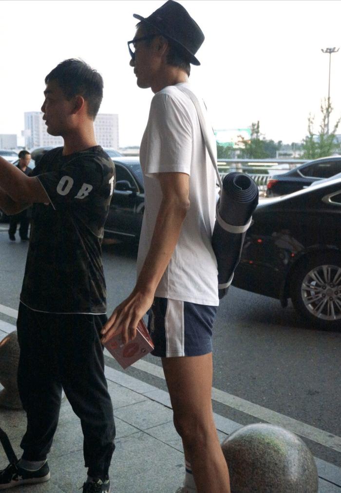 朴树瘦得皮包骨,朴树带狗头帽练瑜伽