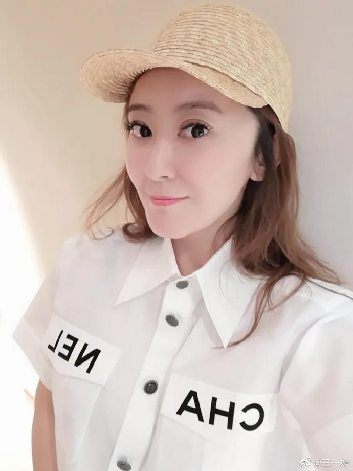 「早晚要认识」帅气逼人的国脚杨旭和他美艳女主持太太