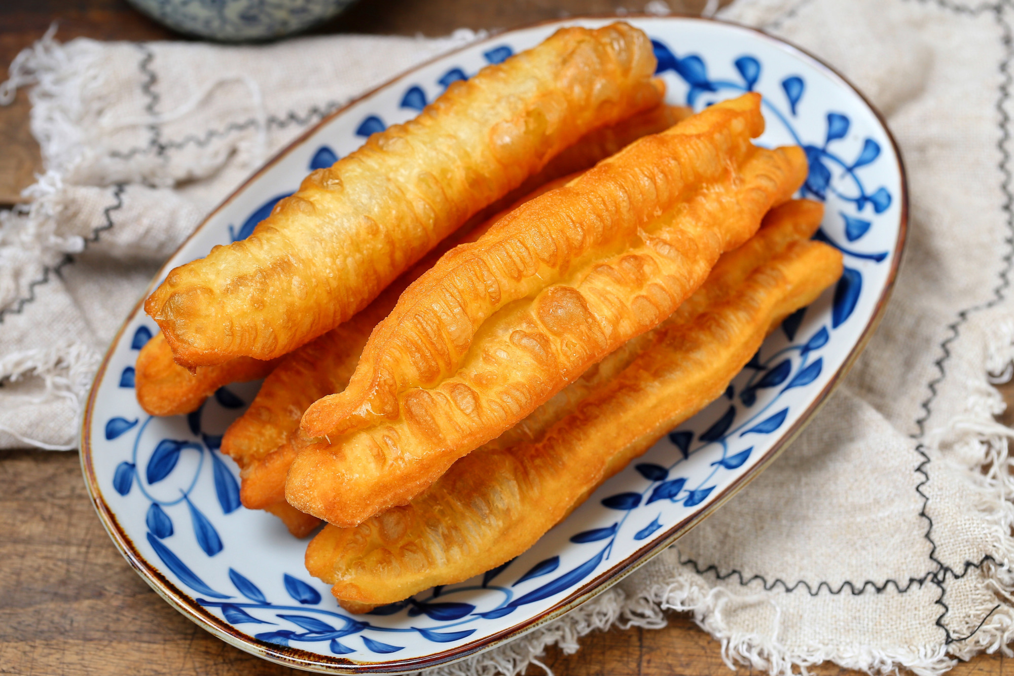 蓬松酥脆大油条的做法,小苏打奶香小油条香酥蓬松的做法