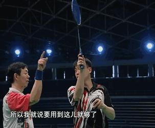 羽毛球手腕发力技巧正手高远球,羽毛球后场高远球挥拍发力细节