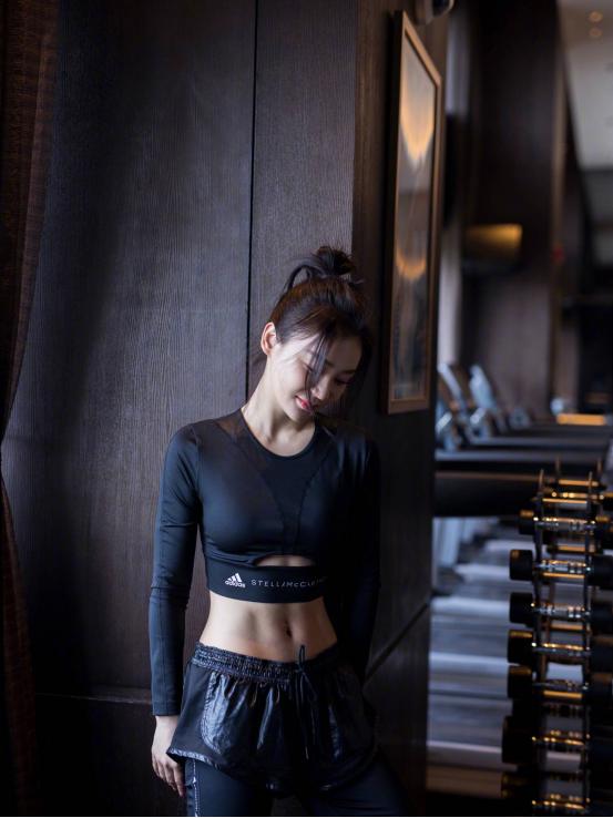 袁姗姗最近也太有元气了！白色短款上衣搭配运动裤，尽显优秀身材