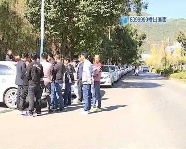 网约司机开车冲进滇池 (网约车司机把车开进滇池)