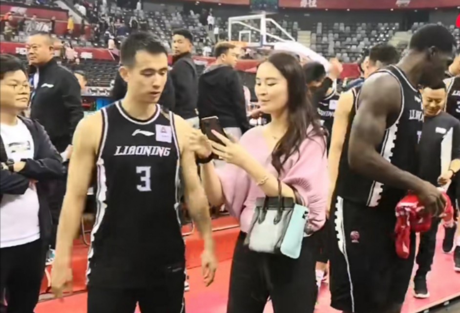 感动！深圳主场坐满辽篮球迷，千里迢迢送祝福，赛后全队致敬！