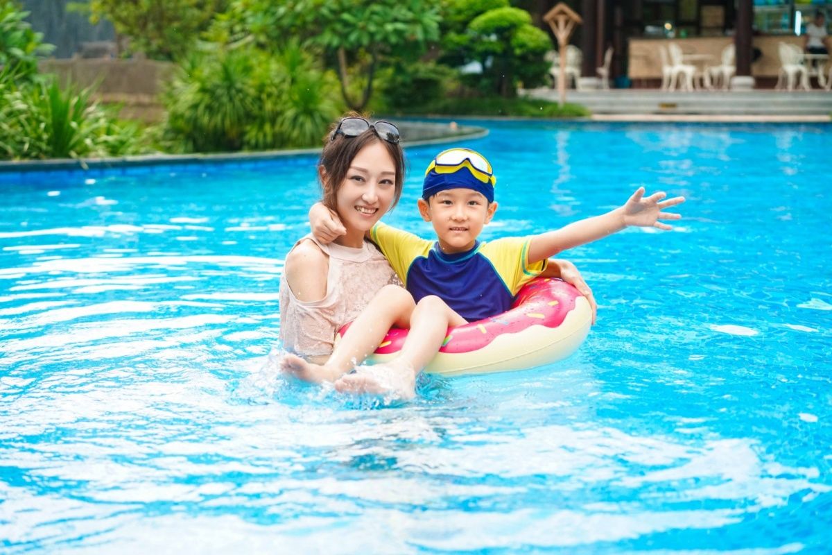 福建泉州聚龙小镇温泉公园：岩脉温泉中药花瓣池亲子戏水区