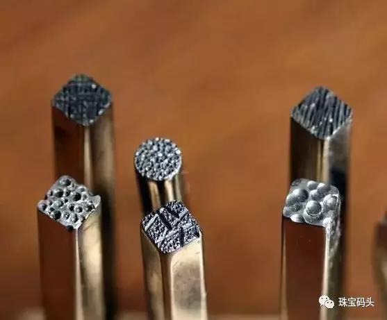 錾刻需要使用不同的錾子,錾刻工艺和篆刻工艺的区别