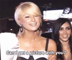 名媛卡戴珊,卡戴珊给希尔顿拎包照片