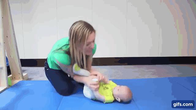 教宝宝翻身的正确方法,婴儿三个月翻身教程