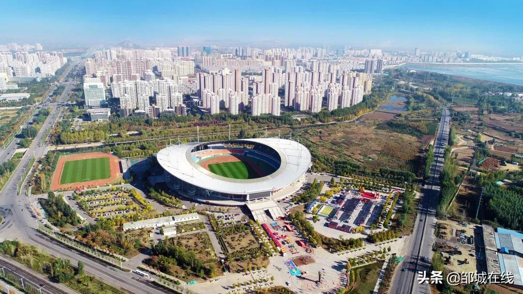 邹城体育场是标准足球场么,邹城市体育馆足球比赛时间