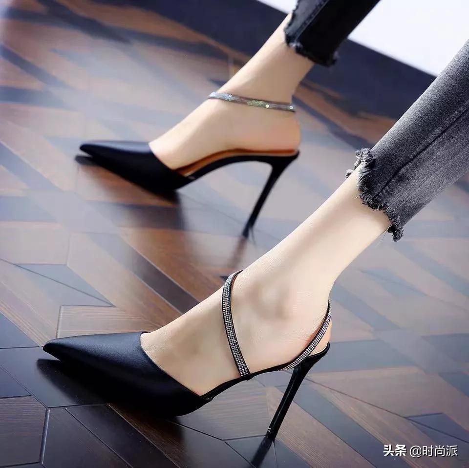 黑色高跟鞋穿出不一样的时尚气质,尖头的高跟鞋优雅又时尚