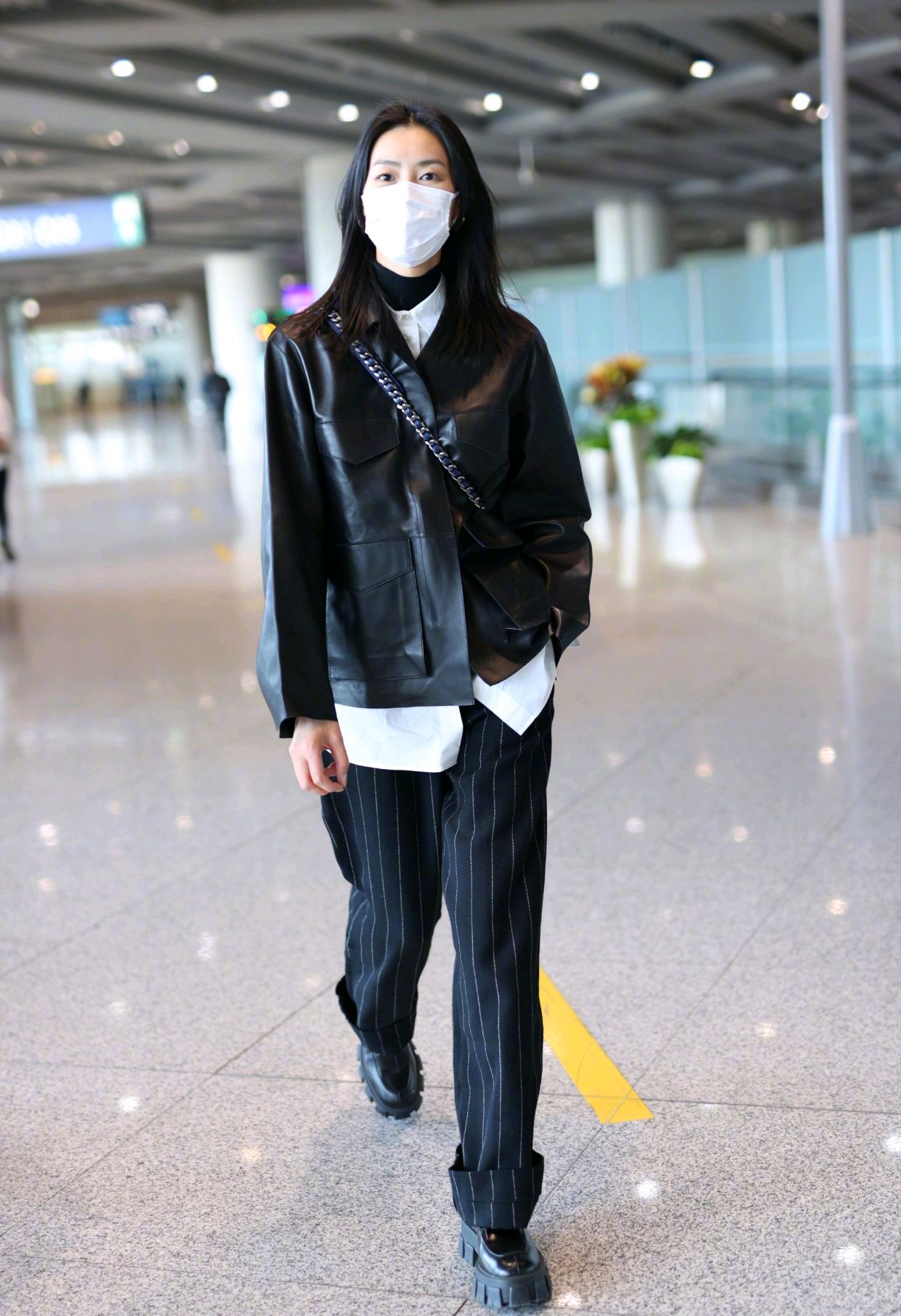 刘雯同款羊羔毛皮衣外套,刘雯的穿搭真高级