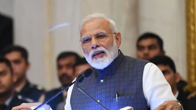 实拍印度直升机撒花向医护致敬 (印度海军向医生致敬)