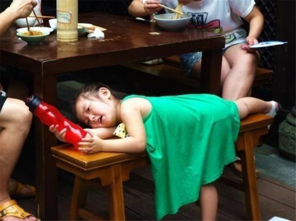 孩子总是爱夹腿、蹭被子，家长别大声呵斥，高情商妈妈这样引导