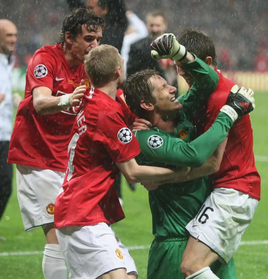 有些斗士穿红袍这位英雄披白衣