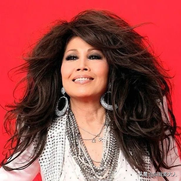 她是80年代著名天后，与日本赛车手恩爱38年，今71岁无儿又无女