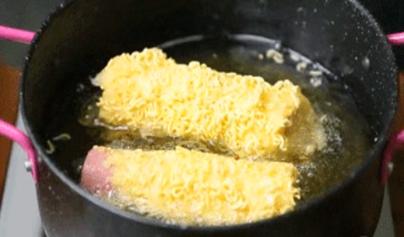 裹上面包糠隔壁小孩都馋哭了,不用面包糠不用鸡蛋炸牛奶