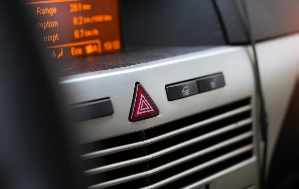 怎样防止雨刮器在行驶中结冰,雨刮喷嘴冻住怎么办