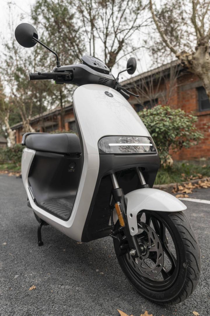 大灯炫酷有型,九号e100大灯效果