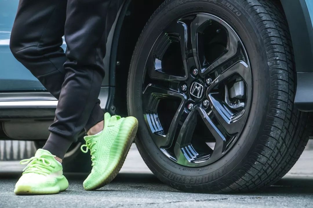 潮鞋与潮车是如此般配,90后年轻人就爱这一口