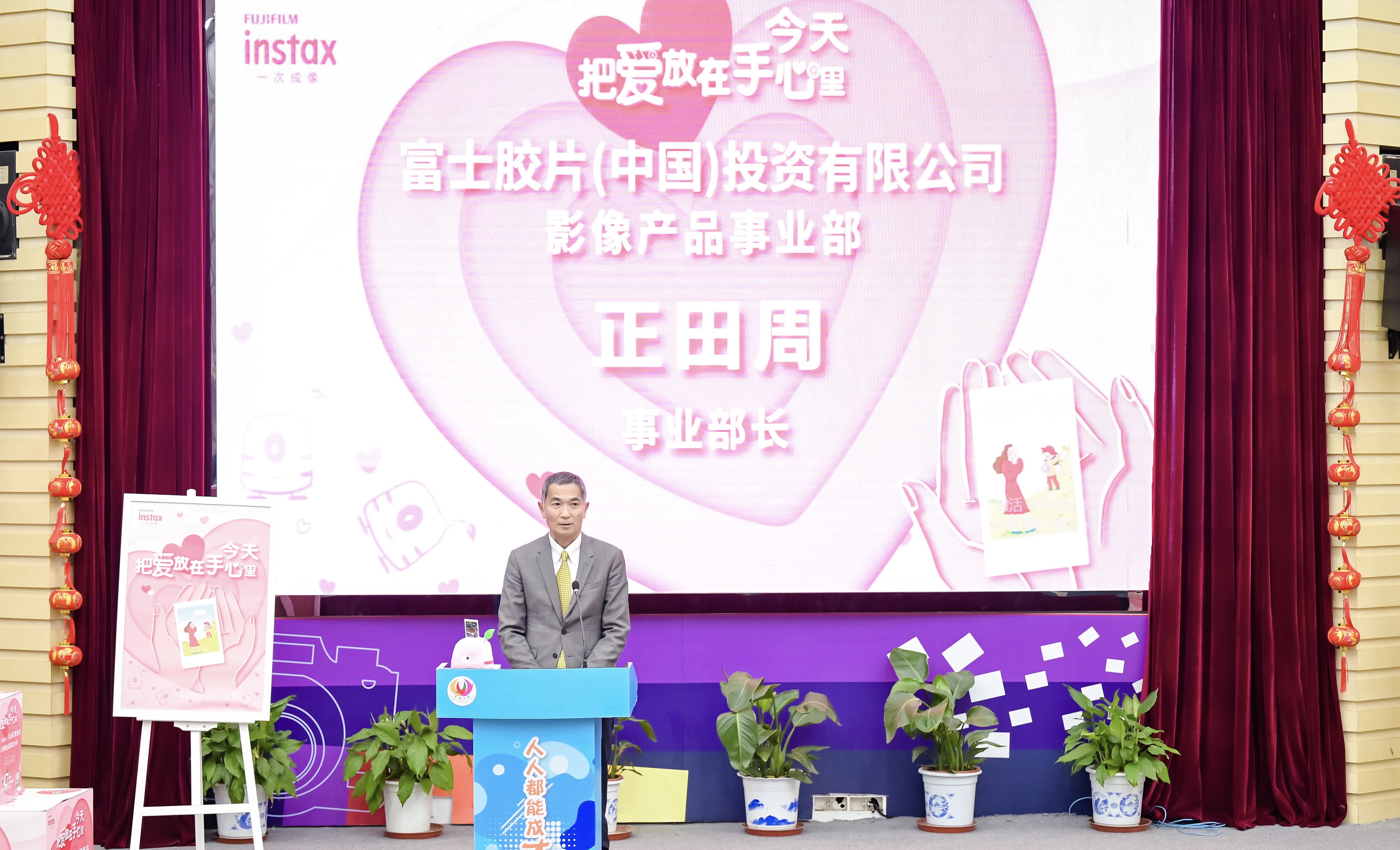 丰富乡镇校园生活拓展摄影爱好富士向金山教育局捐赠拍立得相机