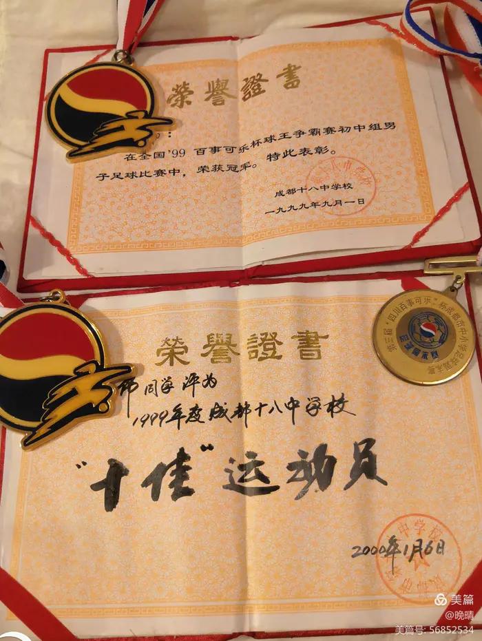 孩子体育场踢足球,小孩儿在篮球场上踢足球