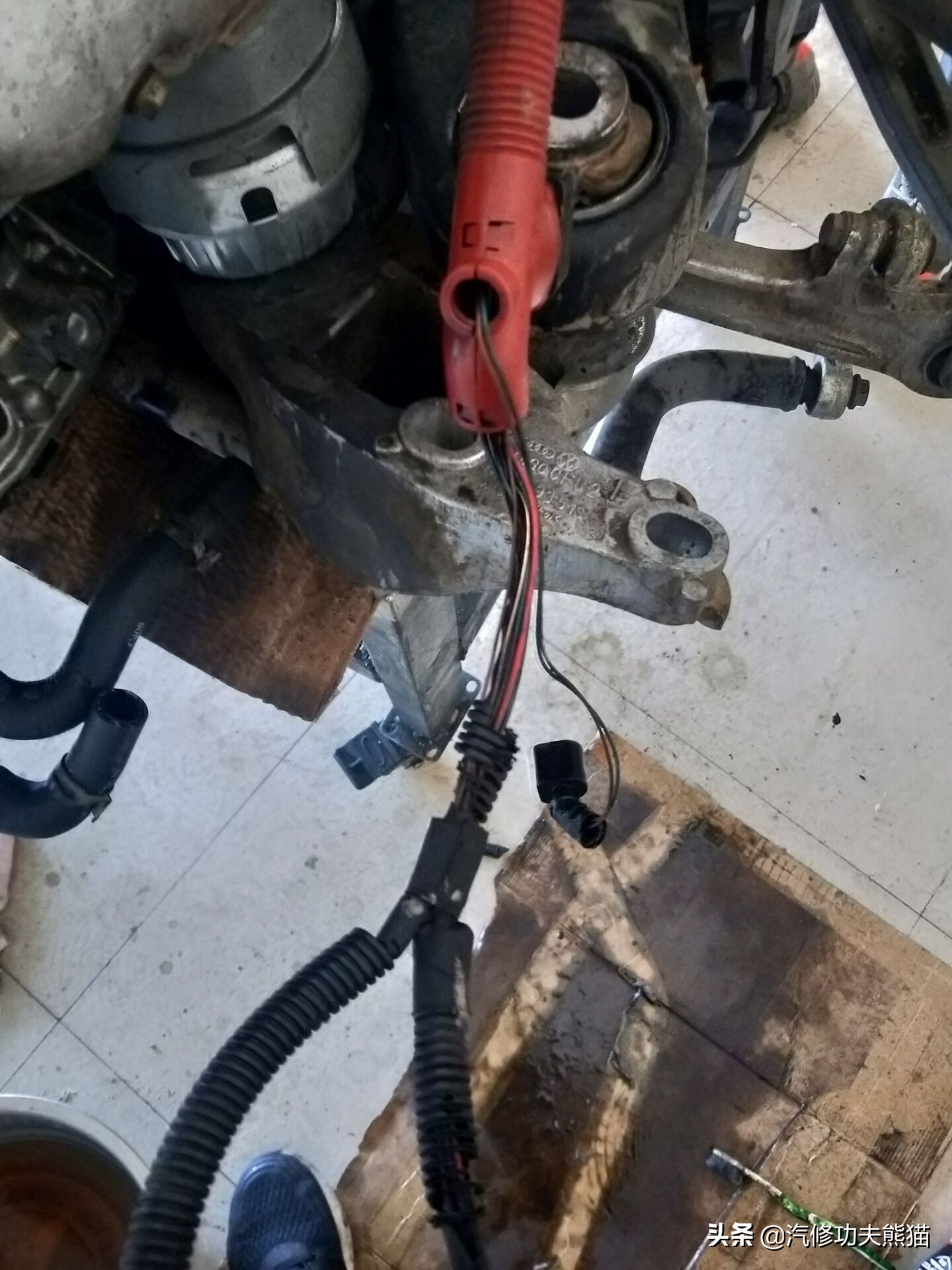 16款奥迪a6l2.5自吸发动机漏油,奥迪a6l2.4免拆烧机油处理靠谱吗