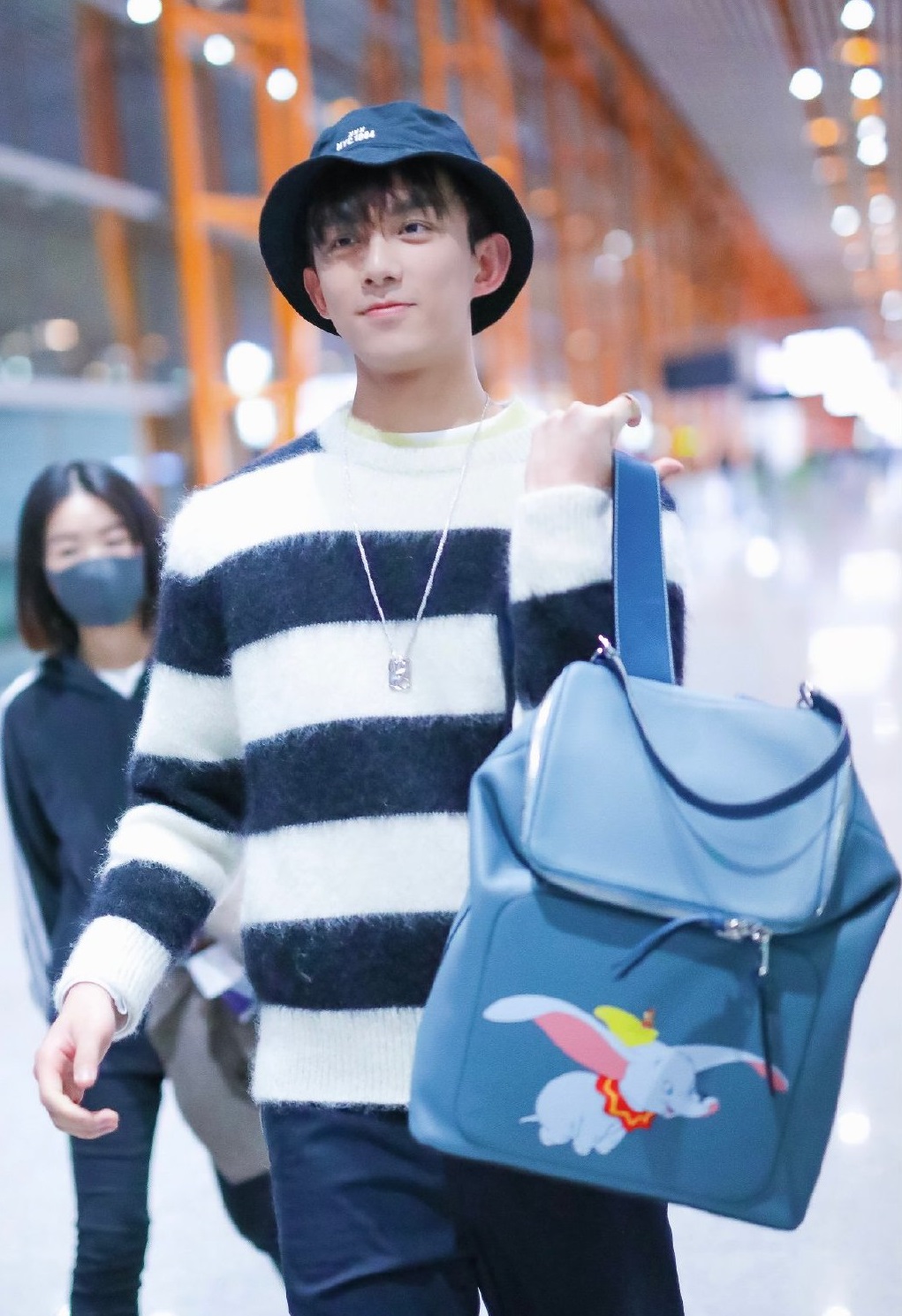 杨幂同款t恤宽松短袖,杨幂同款大版t恤怎么搭配好看