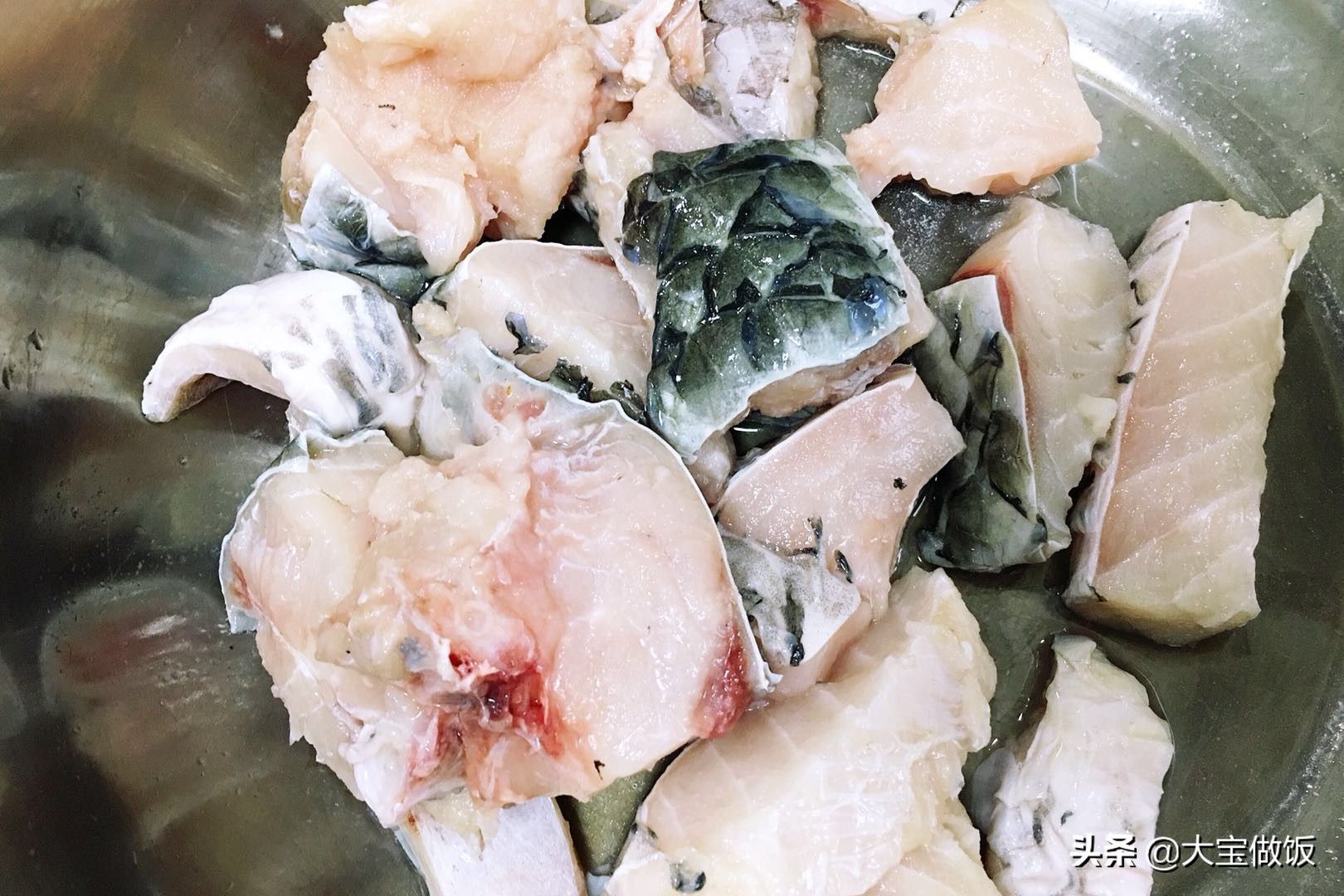 冷冻过的河鱼怎么烧没有土腥味,冰冻鱼怎么煮白汤