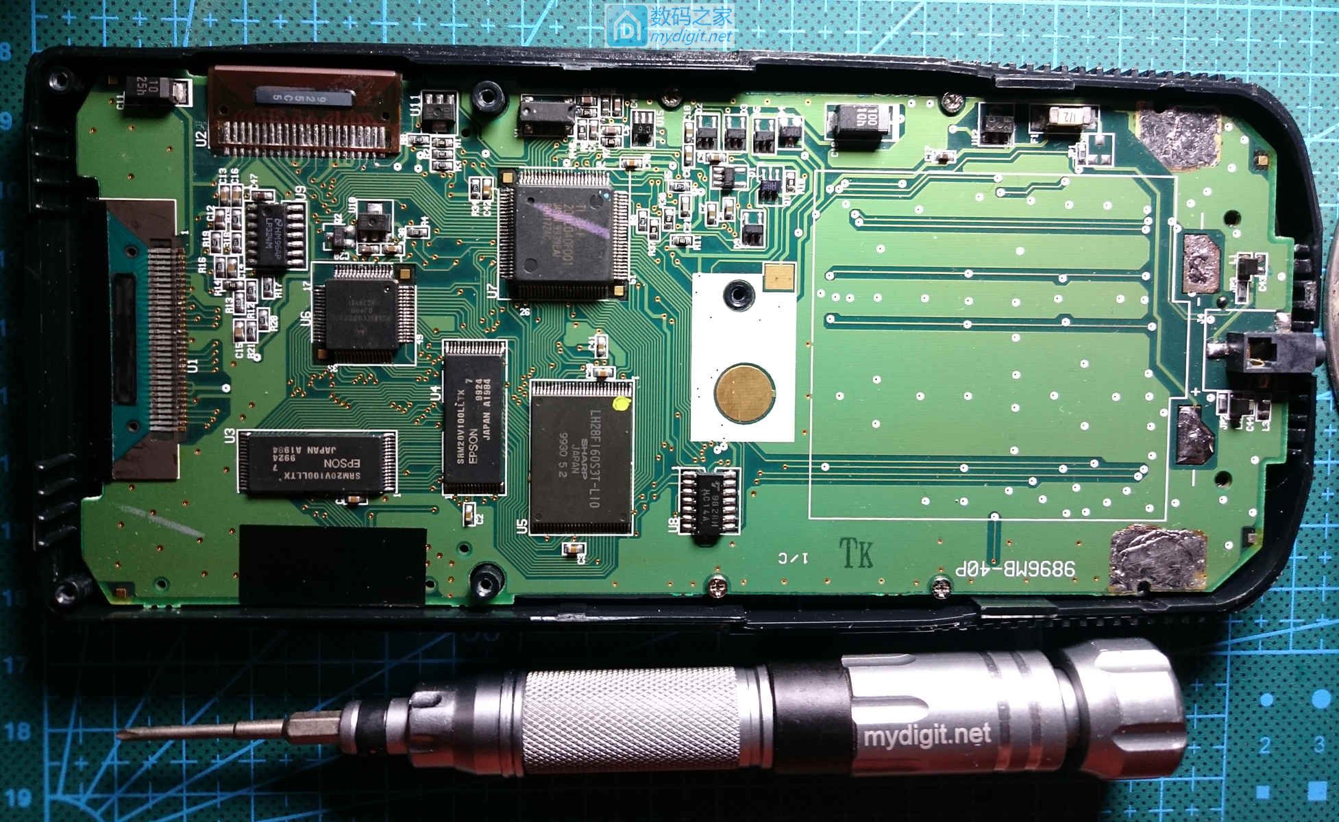 技术大佬秀操作！德州仪器TI-89图形计算器拆机维修及CPU超频
