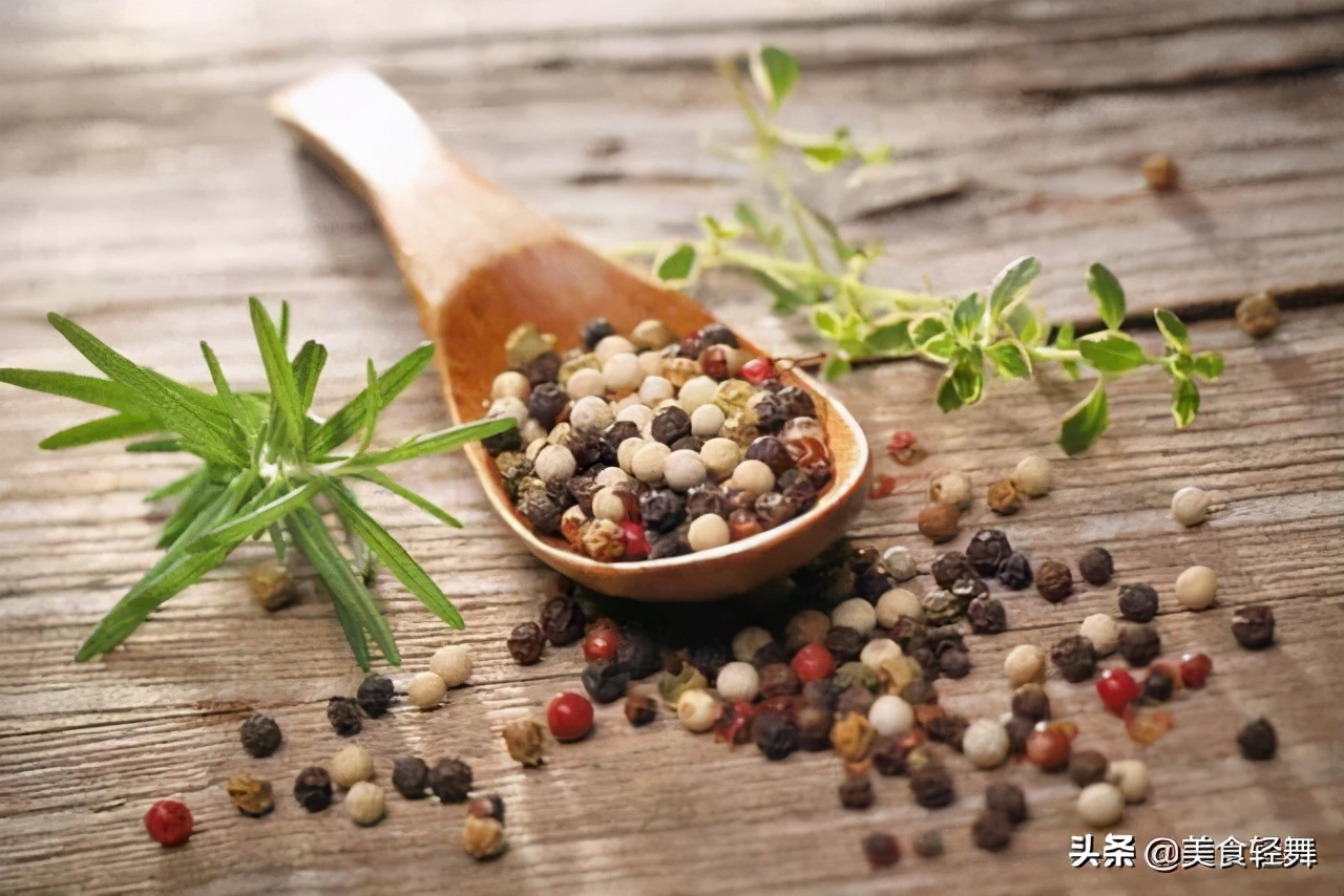 黑白胡椒分别怎么用,黑胡椒适合做什么汤