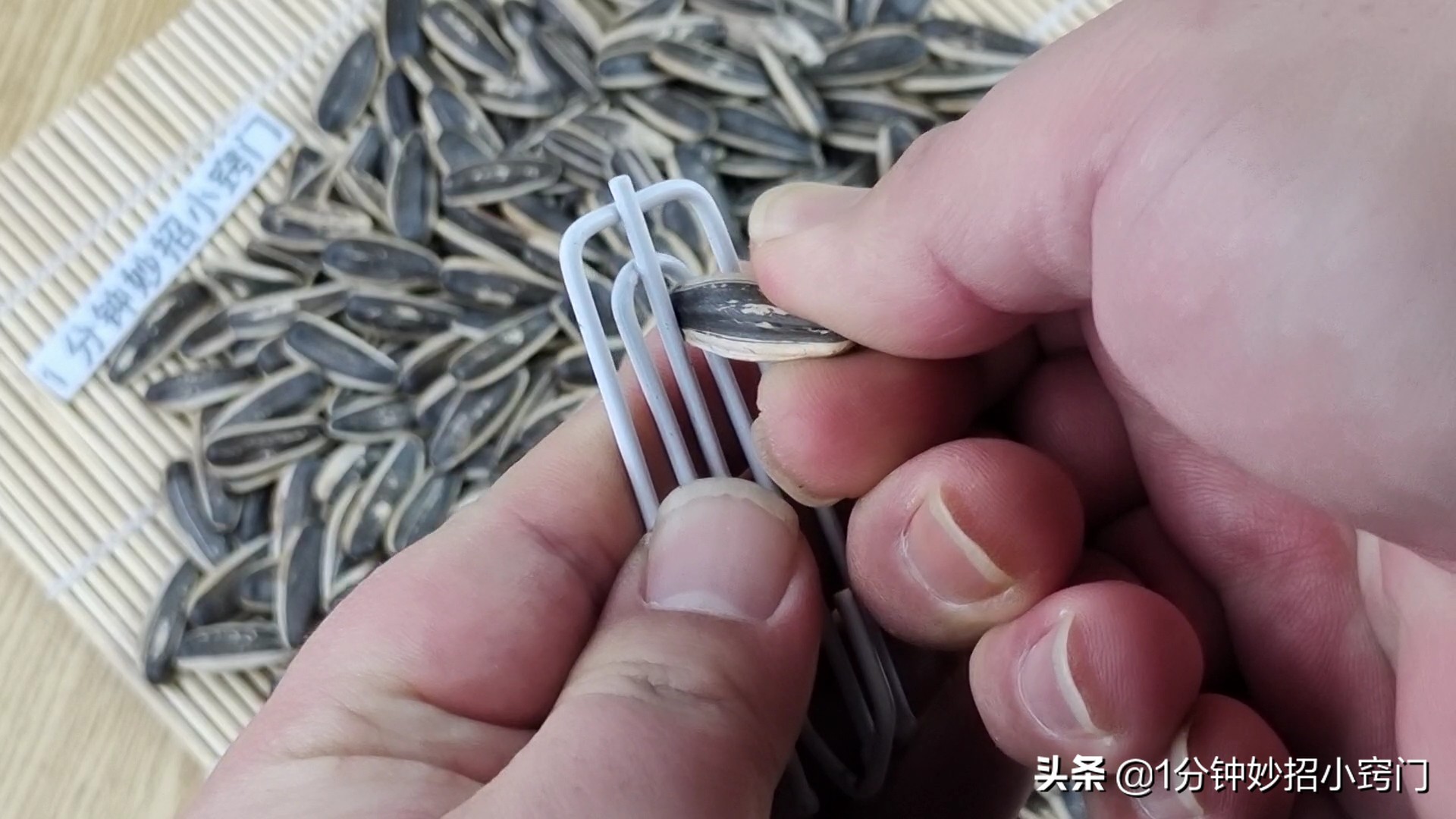 瓜子还用手剥吗,瓜子要用手剥了吃