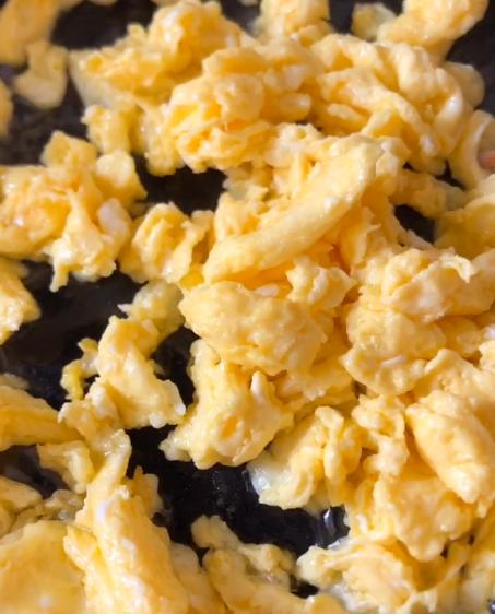 3个鸡蛋2勺豆瓣酱，教你做农村蛋炒酱！全家人都爱吃