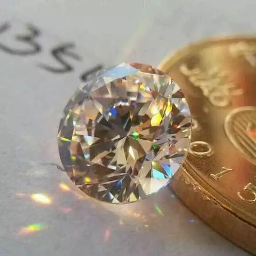 莫桑钻一克拉3000贵么,莫桑钻几百块钱的靠谱嘛