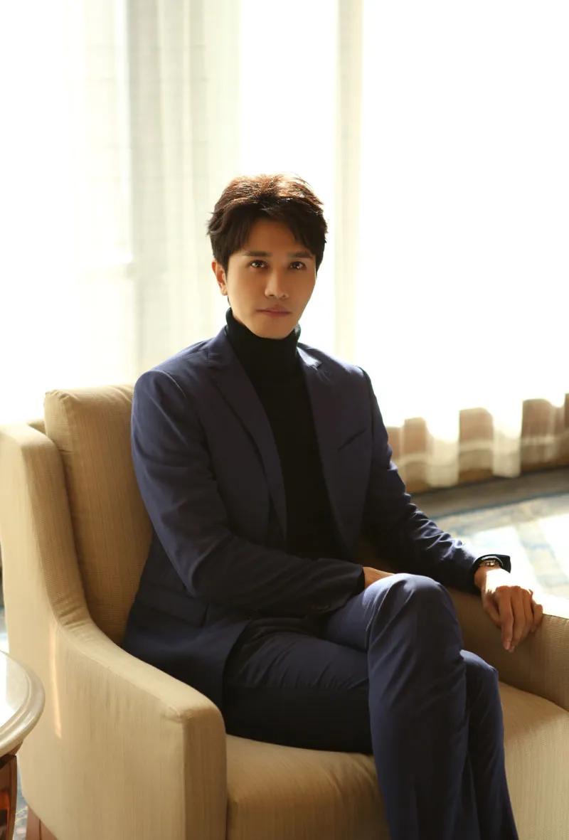 行走的荷尔蒙，这6位越老越有味，大胡茬克制又霸道，气质太绝了