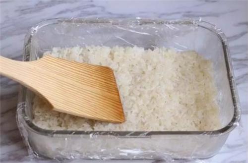 吃剩的米饭别扔掉，教你加点油和盐，瞬间成为美味的佳肴