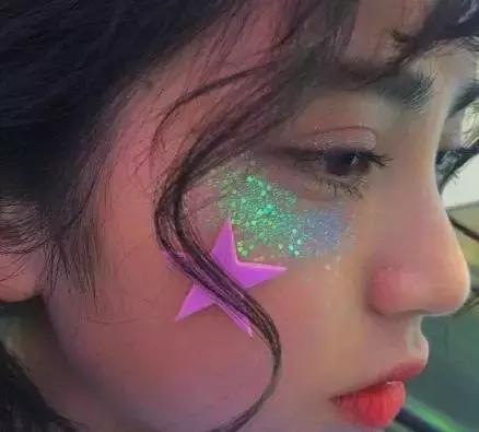 化妆教程自然妆眼影,日常妆亮片怎么贴脸上好看图