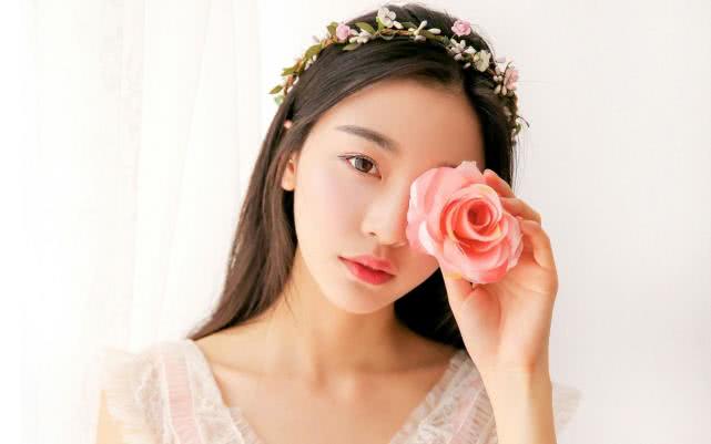 女生来月经来了一个多月怎么回事,女生来月经有血块正常吗